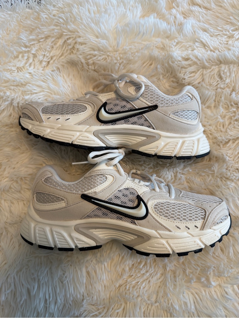 NEW Women’s Nike V5 RNR Sneaker Size 7